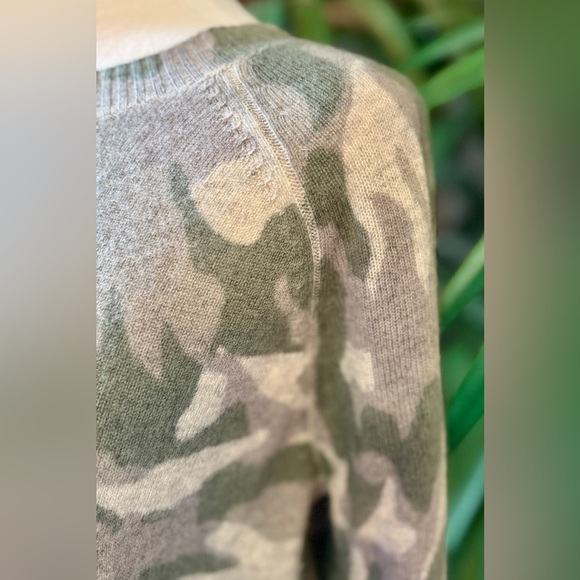 Aqua Cashmere Sweater-Size Small-preowned in excellent condition - Picture 4 of 7